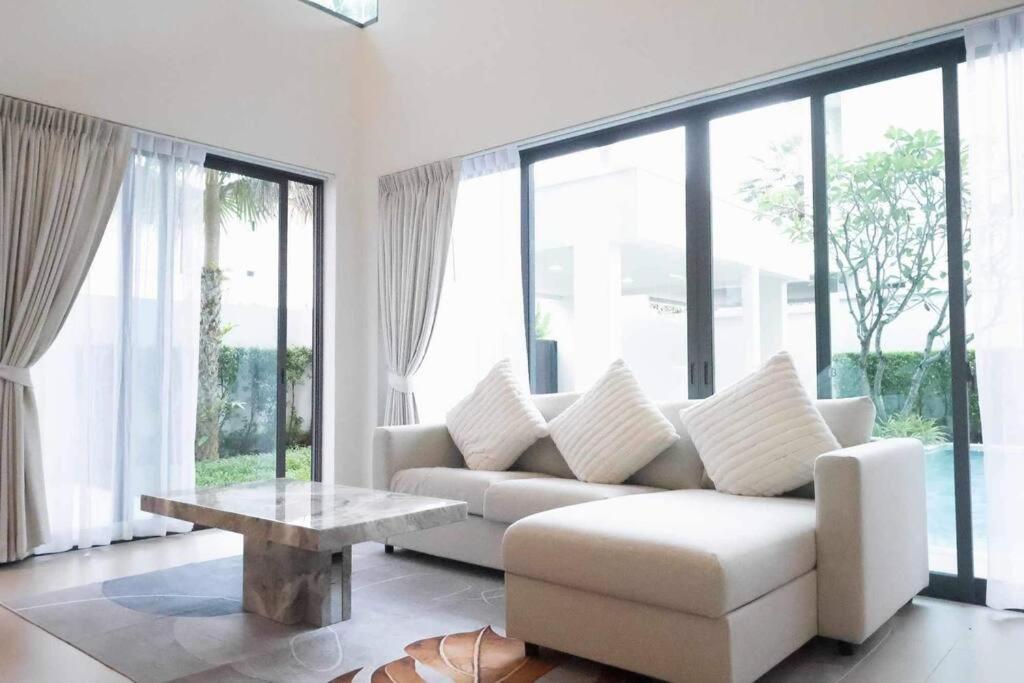 Bangtao Modern Luxury 3-bd Near Laguna Park Villa
